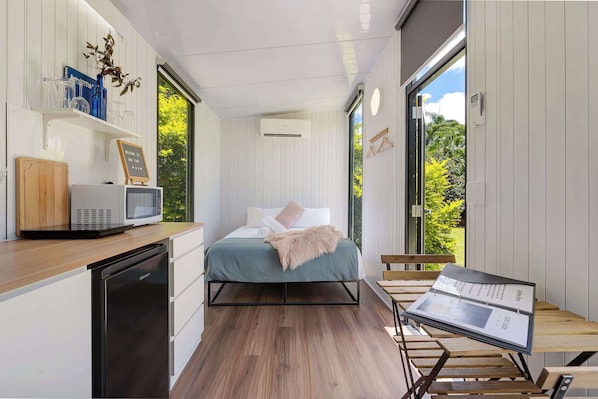 1 bedroom, bed sheets