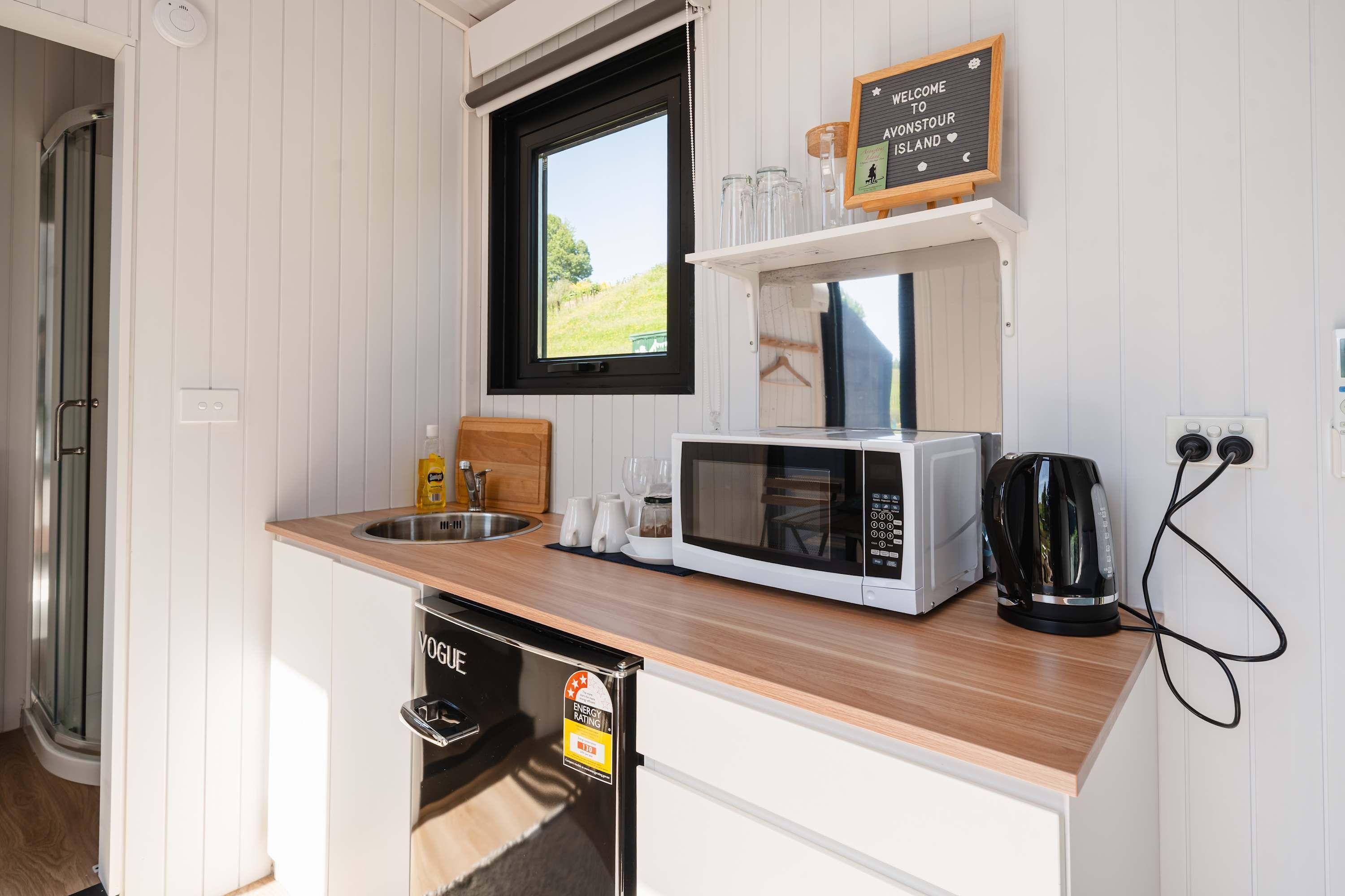 Refrigerador, microondas, parrilla de estufa y cafetera y tetera 