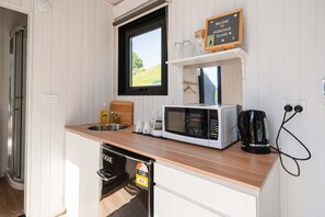 Kühlschrank, Mikrowelle, Herdplatte, Wasserkocher mit Kaffee-/Teezubehör