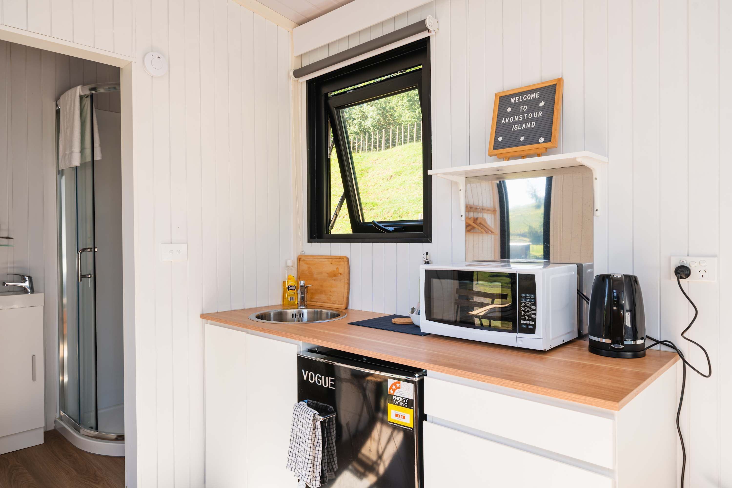 Kühlschrank, Mikrowelle, Herdplatte, Wasserkocher mit Kaffee-/Teezubehör