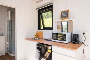 冷蔵庫、電子レンジ、コンロ、コーヒー / ティーメーカー