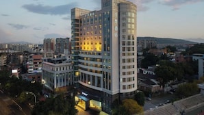 A multi-story hotel with a modern design, featuring a prominent corner structure and a well-lit facade. - JI Hotel (Fuzhou Yantaishan Park Shangsan Road) (Fuzhou)