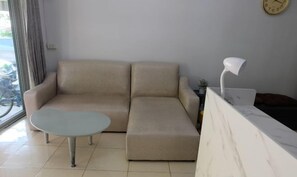 Living area - OYO 75429 '101 Place Navanakorm' (Khlong Luang)