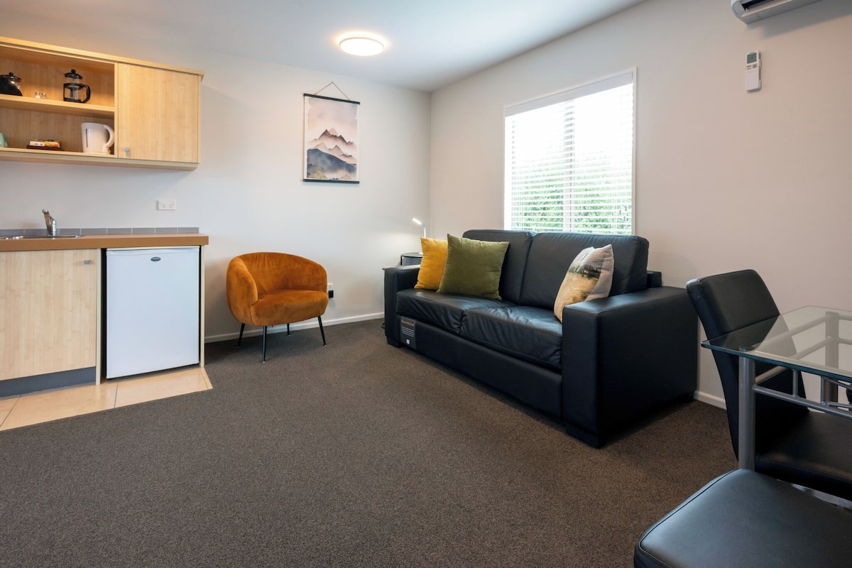 One-Bedroom Suite | Living area