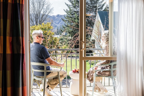 Una habitación con vistas a un paisaje montañoso a través de un amplio ventanal.