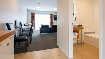 Upper Level Two Bedroom King Apartment | Bathroom