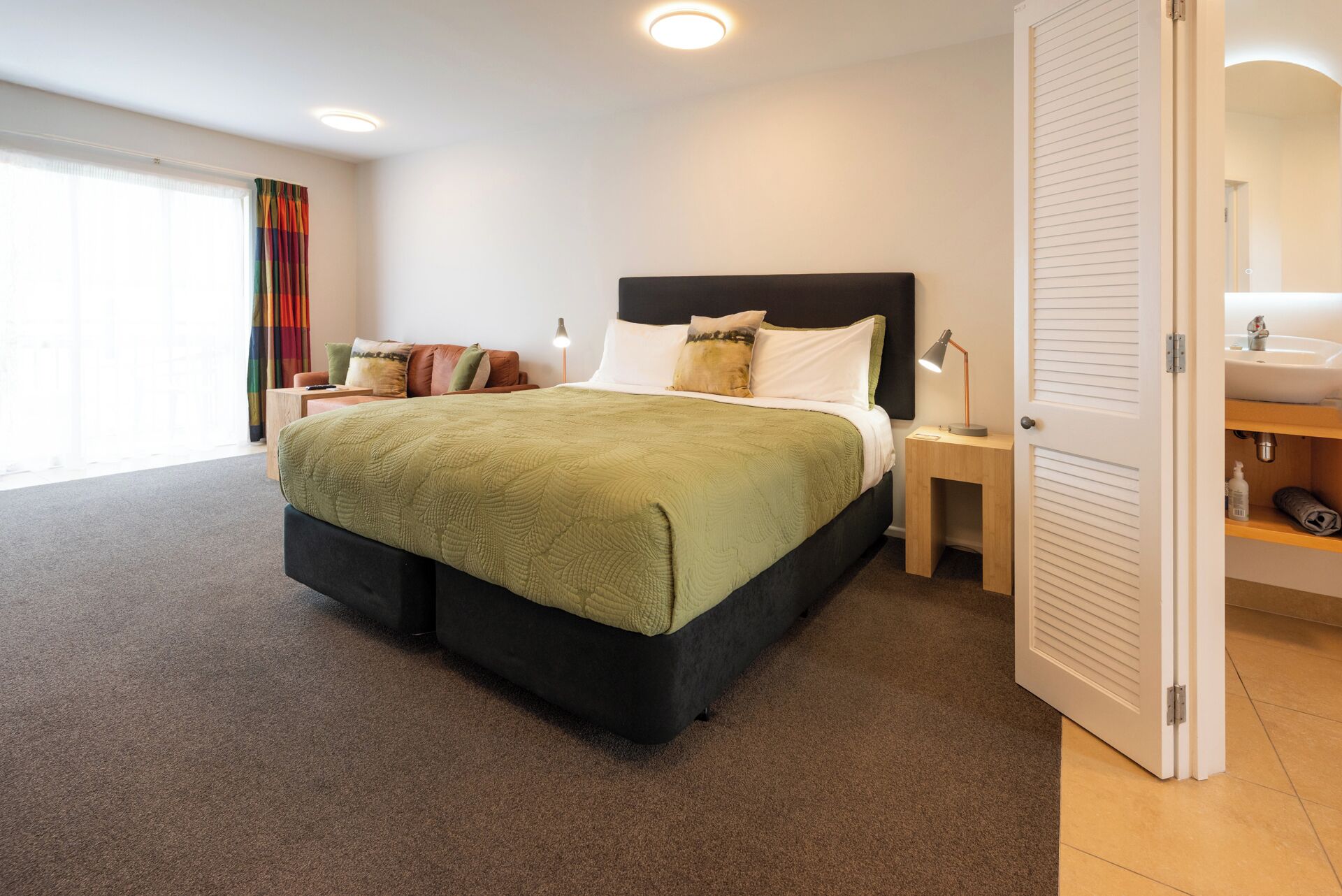 Spa Studio | Laptop workspace, soundproofing, iron/ironing board, free WiFi