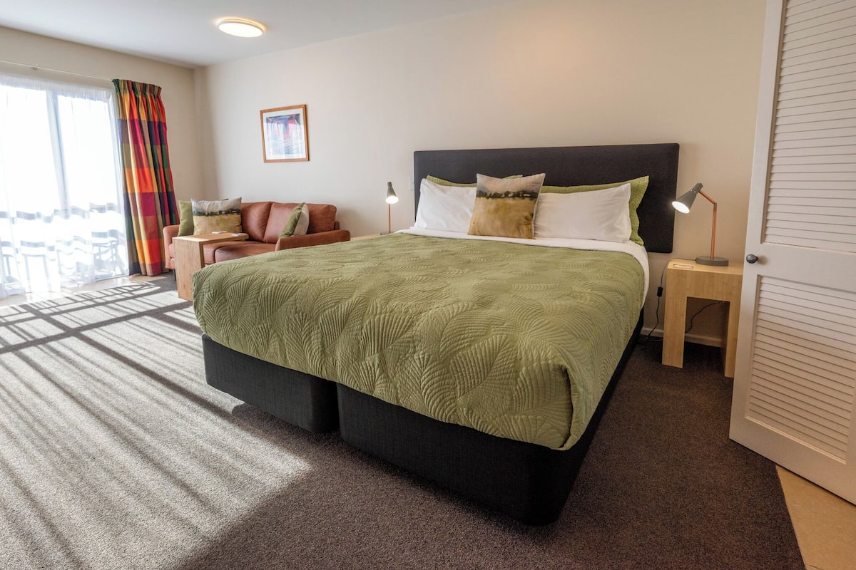 Spa Studio | 2 bedrooms, soundproofing, iron/ironing board, free WiFi