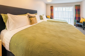 Twin Shower Studio | Laptop workspace, soundproofing, iron/ironing board, free WiFi - Tussock Peak Lodge (Hanmer Springs)