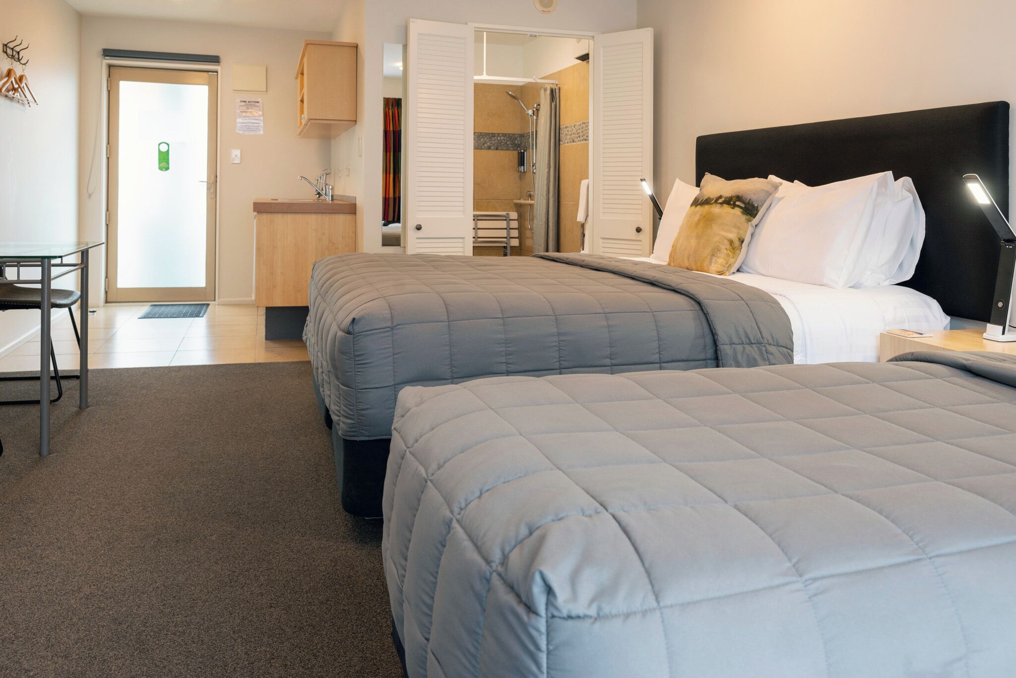 Studio | Skrivebord for bærbar PC, lydisolert og strykejern/-brett