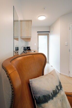 Executive Spa Studio | Living area | 40-inch Smart TV with satellite channels, Netflix, streaming services - Tussock Peak Lodge (Hanmer Springs)