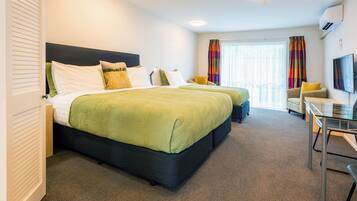 Studio | Een laptopwerkplek, geluiddichte muren, een strijkplank/strijkijzer