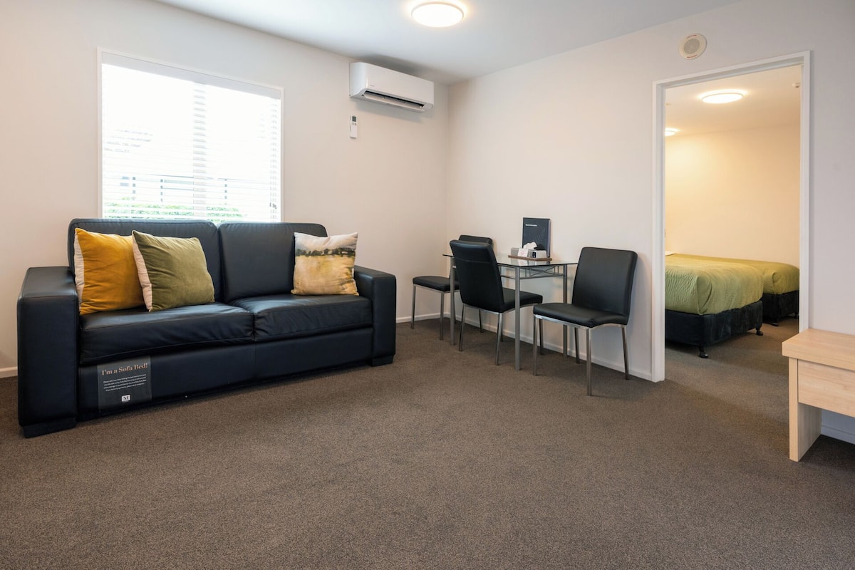 One-Bedroom Suite | Living area | 40-inch Smart TV with satellite channels, Netflix, streaming services