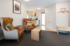 Executive Spa Studio | Living area | 40-inch Smart TV with satellite channels, Netflix, streaming services