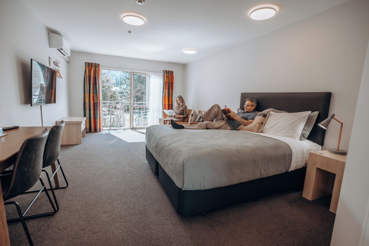 Spa Studio | Laptop workspace, soundproofing, iron/ironing board, WiFi (free)