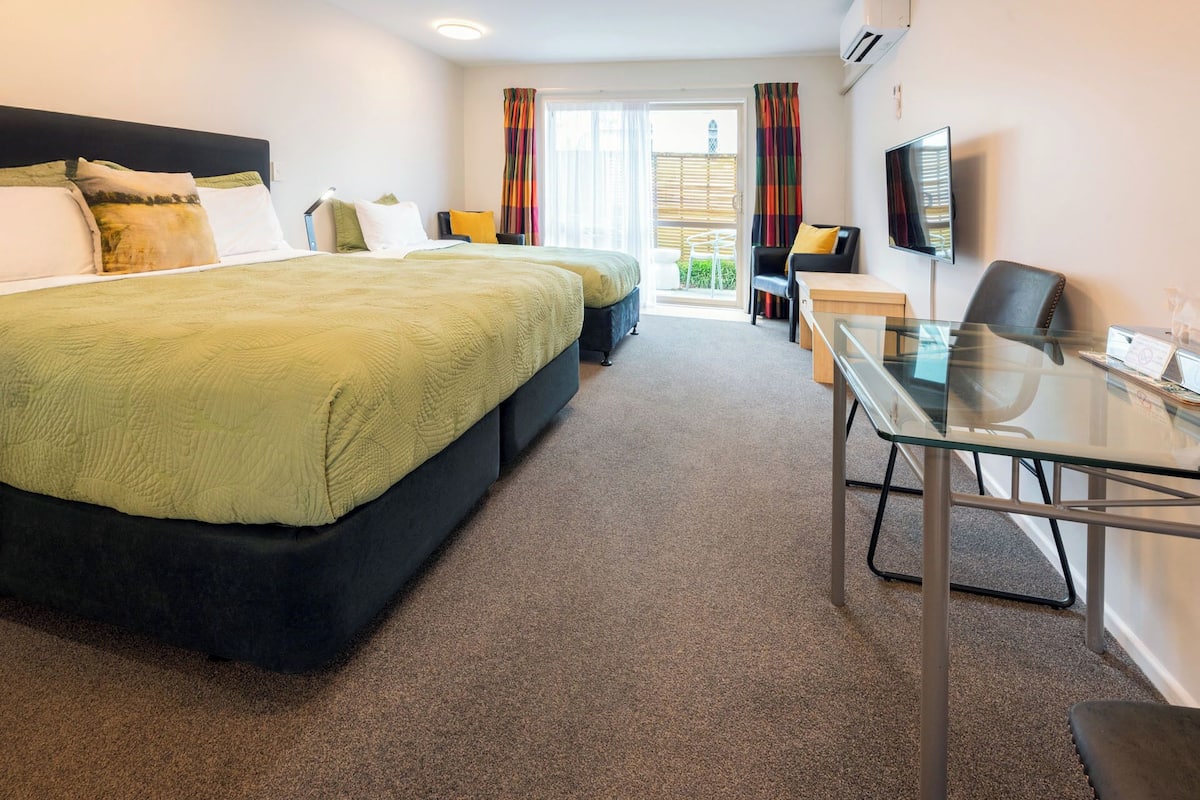 Twin Shower Studio | Terrace/patio