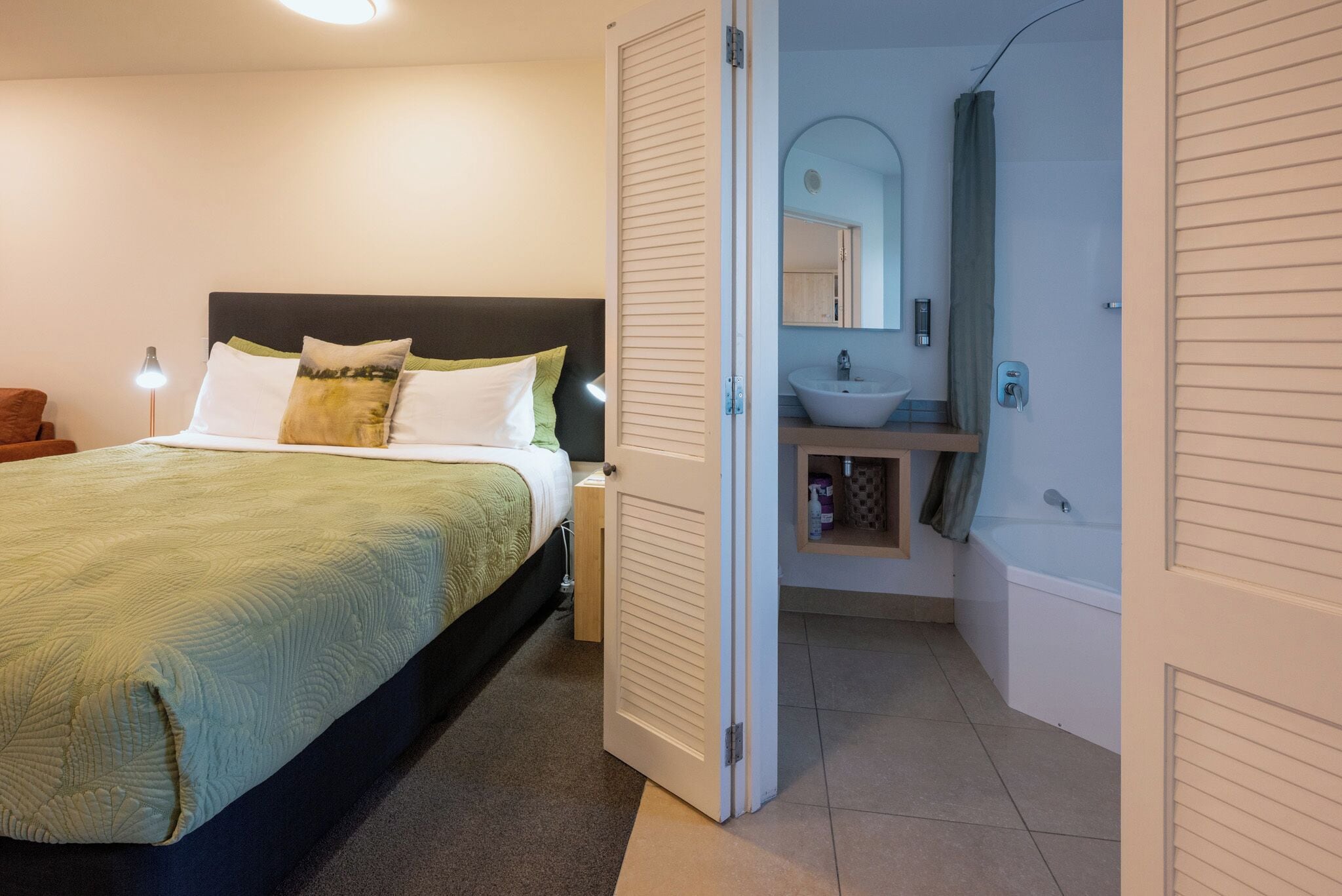 Estúdio | Espaço de trabalho para notebook, quartos à prova de som