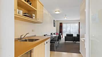 Apartment, 2 Schlafzimmer (Upper Level - King) | Eigene Kochnische | Mini-Kühlschrank, Mikrowelle, Wasserkocher, Toaster