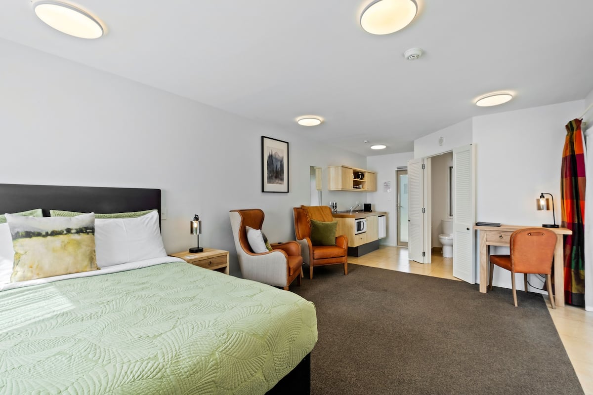 Executive Spa Studio | Living area | 40-inch Smart TV with satellite channels, Netflix, streaming services