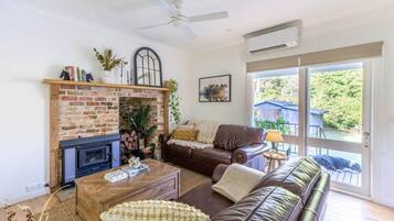 TV, fireplace