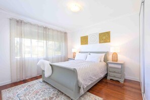 3 bedrooms, iron/ironing board, travel cot, free WiFi - Lucy’s Place by Swan BnB Management (Mount Melville)