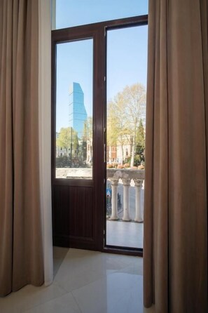 Signature-Apartment, Balkon, Stadtblick | Laptopgeeigneter Arbeitsplatz, schallisolierte Zimmer, kostenloses WLAN