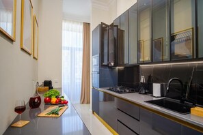 Apartamento Signature, balcón, vistas a la ciudad | Cocina privada | Frigorífico grande, microondas, horno y placa de cocina