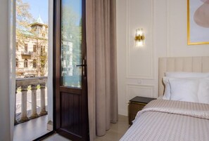 Signature-Apartment, Balkon, Stadtblick | Laptopgeeigneter Arbeitsplatz, schallisolierte Zimmer, kostenloses WLAN