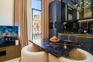 City-Apartment, Balkon, Stadtblick | Laptopgeeigneter Arbeitsplatz, schallisolierte Zimmer, kostenloses WLAN