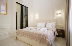 مساحة عمل للكمبيوتر المحمول وتجهيزات عازلة للصوت وواي فاي مجانًا