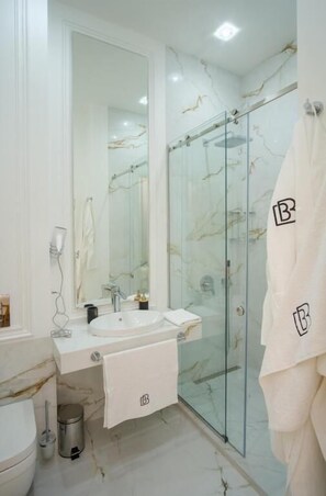 Deluxe Room | Bathroom | Shower, hair dryer, slippers, towels - BB Signature Collection (Tbilisi)
