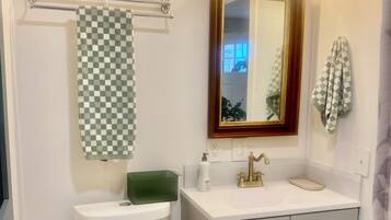 Handtücher, Seife, Shampoo, Toilettenpapier