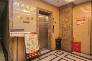An elevator area with directional signs for F1 Tea Lounge and F3 Room. - Chongqing Ba Bai Feng Traders Hotel (Chongqing)