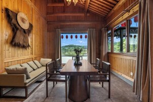 Un interior de madera con una mesa de comedor, sillas y un sofá.