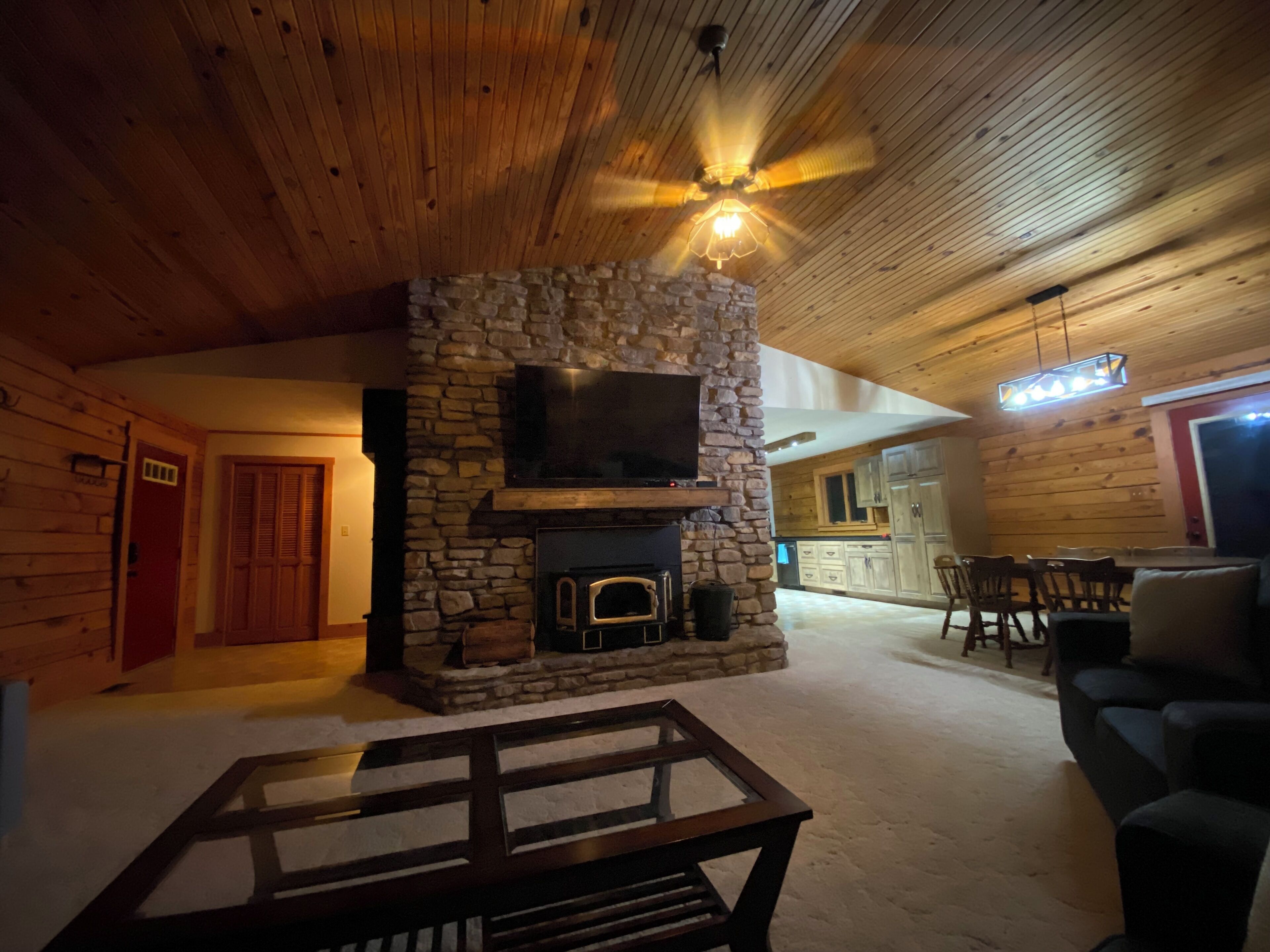 3 Bedroom Log Home located near Vienna Illinois ~ NO CLEANING FEE ~