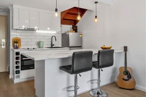 Frigorifero, microonde, forno, piano cottura