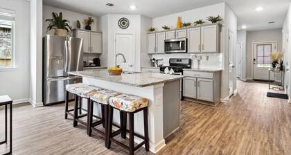 Spacious 4-bedroom house with AC and WiFi in charming Slidell