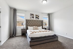 4 dormitorios, escritorio, tabla de planchar con plancha y cuna de viaje