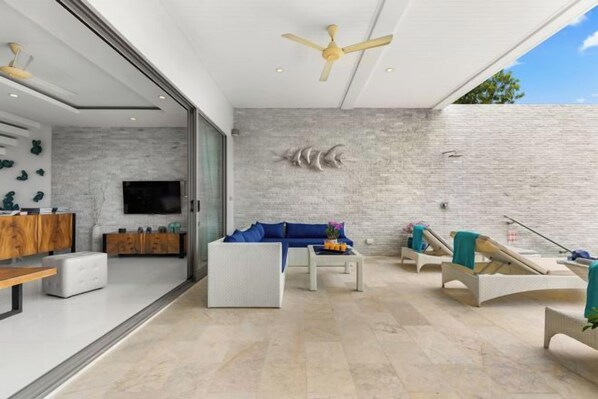 Una sala de estar moderna con sofá, mesa de centro y sillones.