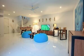 Lobby-lounge