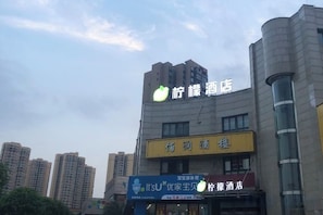 Un edificio con letreros de un hotel y una licorería.