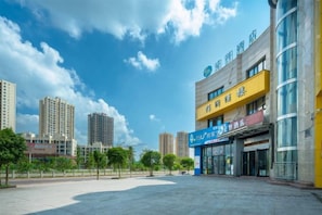 Unclassified image, 4 of 29, button - lemon hotel (Chongqing)