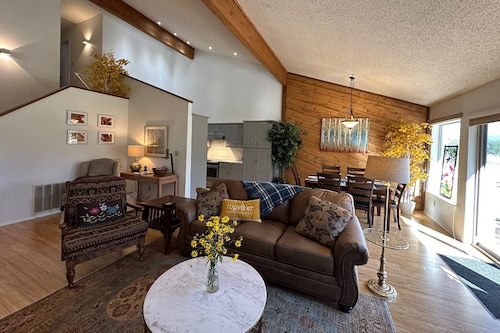 Perfect Pines: Spacious Greenbelt Condo, Fireplace, Large Deck w/ Mountain Views, Walk to Amenities