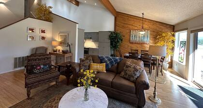 Spacious Greenbelt Condo, Fireplace, Large Deck w/ Mountain Views, Walk to Amenities