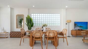 Villa Exclusive, 4 chambres, vue piscine | Restauration dans la chambre