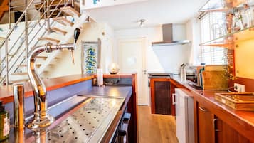Frigorífico, microondas, placa de cocina y lavavajillas