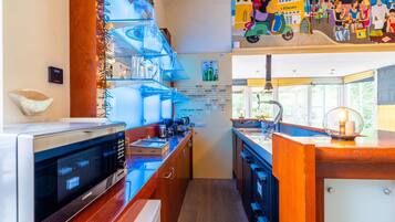 Frigorífico, microondas, placa de cocina y lavavajillas