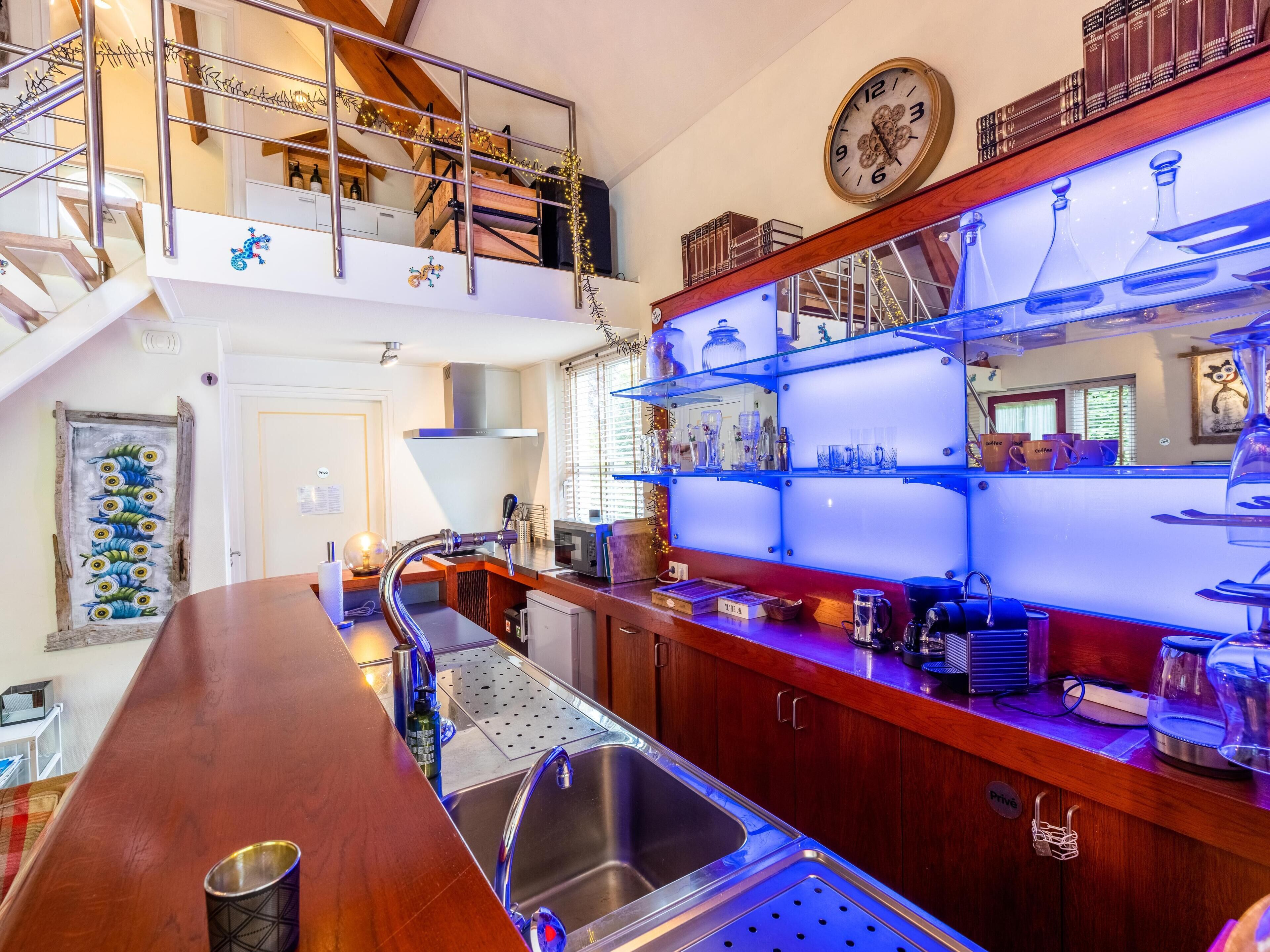 Een koelkast, een magnetron, een kookplaat, een vaatwasser