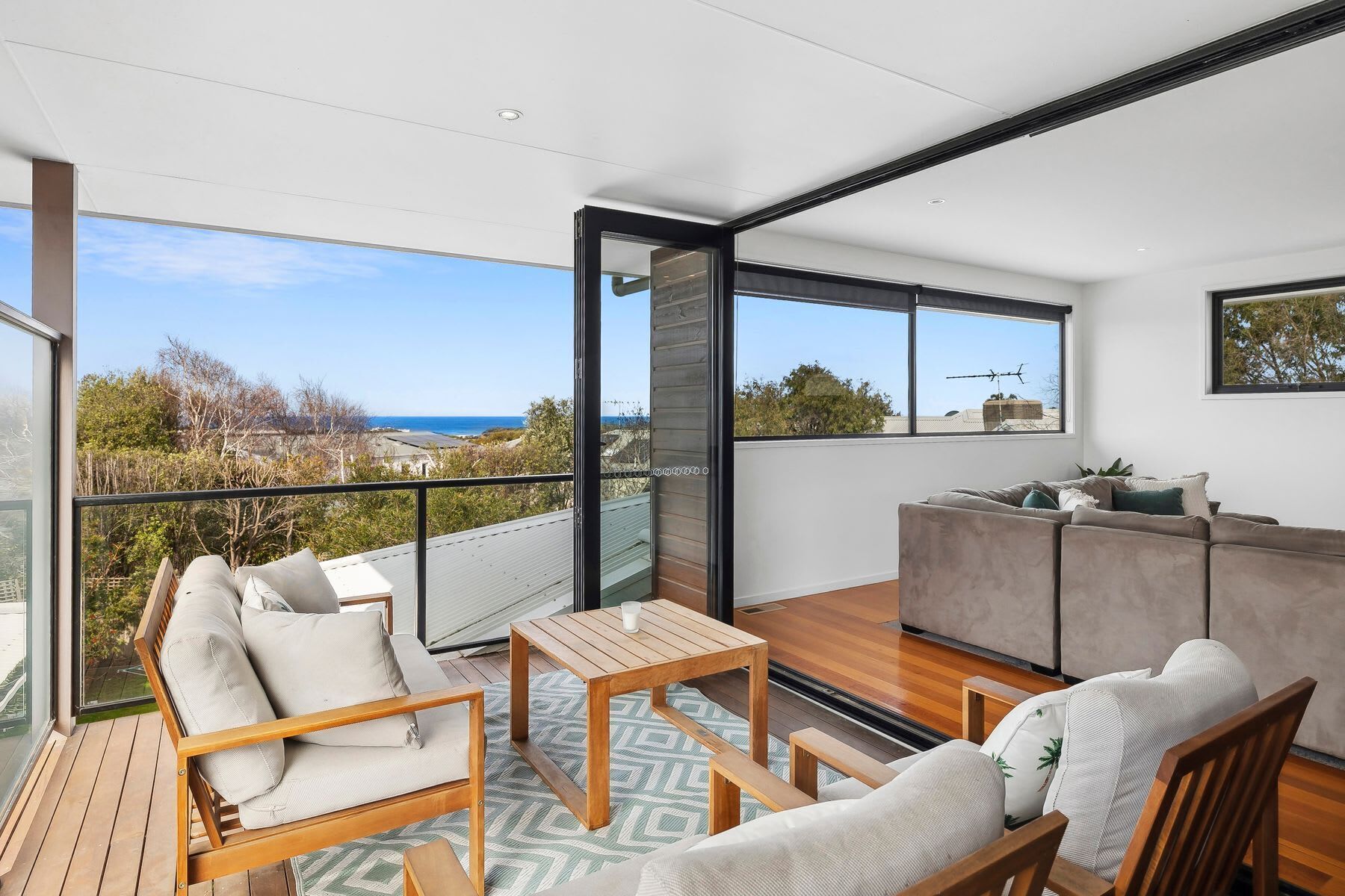 TV, bøker og kontorer