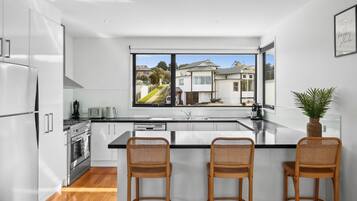 Refrigerador, microondas, horno y parrilla de estufa